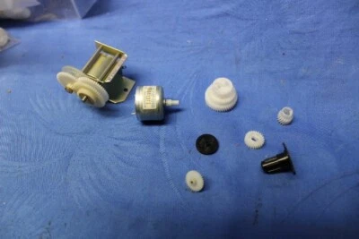 2x kleine Elektromotor Getriebevorsatz, Getriebe kann auch demontiert werden B - Bild 1 von 4