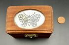 Boîte en bois avec insert ovale en étain pochoir motif papillon loquet à charnières