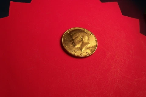 1981 JFK HALF A DOLLAR COIN IN UNCERCULATED CONDITION, L23-171 Cover