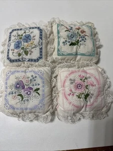 Juego de cuatro mini almohadas bordadas a mano con flores florales encaje cottagecore - Imagen 1 de 14