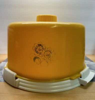 Ahorrador de pasteles vintage amarillo con bloqueo con cubierta y plato retro panadería kitsch floral Foto 1 de 4