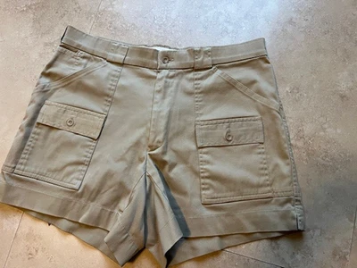 Shorts esportivos bege com zíper bolsos traseiros tamanho 36 - Imagem 1 de 2