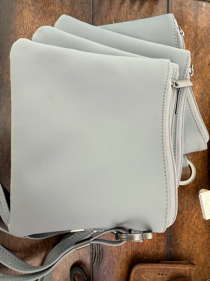 Bolsa de maquillaje de nailon gris con cremallera con correa y espejo Foto 1 de 1