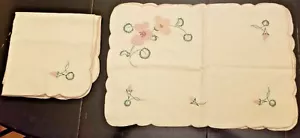 Vintage Set of 4 Hand Embroidered 18" Placemats W Matching Napkins Floral Theme - Picture 1 of 6