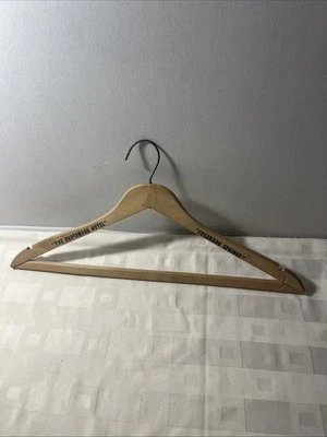 Percha de madera vintage de los años 50 The Broadmoor Hotel Colorado Springs, CO  Foto 1 de 4