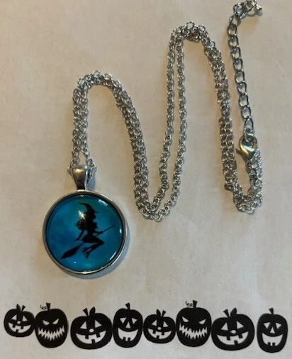 Lindo collar de Halloween de vidrio redondo de bruja azul y negro enchapado en plata Foto 1 de 1