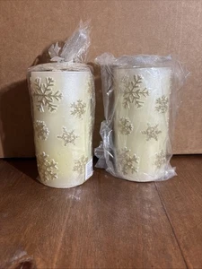 2 Copos de Nieve Kohl’s Pillar Candle 3”D X 6” HX14.6OZ Brillo Nieve Medianoche NUEVO - Imagen 1 de 6