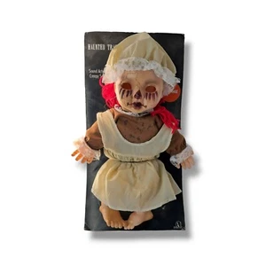 MUÑECA DE TRADICIÓN EMBRUJADA SPIRIT HALLOWEEN SAL VISIONES DE TEMPORADA SONIDOS ESPELUZNANTES POUPEE - Imagen 1 de 5
