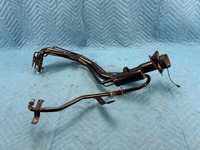 Tubo de cuello de llenado de combustible Mitsubishi Outlander 21 k 2018 2019 2020 OEM Foto 1 de 4