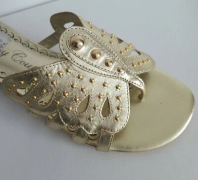 $225 JUICY COUTURE CARINE ORO TACHONADO MARIPOSA DIAPOSITIVAS PLANAS US 8.5 ME ENCANTAN ZAPATOS Foto 1 de 4