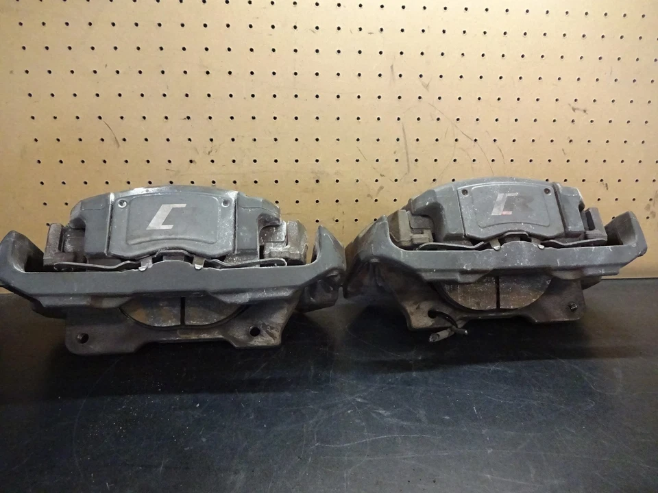 Jaguar XK 2011 pinza delantera del lado del conductor y del pasajero OEM Foto 1 de 4