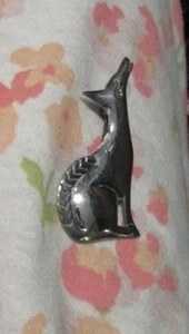 BEAUTIFUL VINTAGE STERLING SILVER COYOTE PIN - Picture 1 of 5