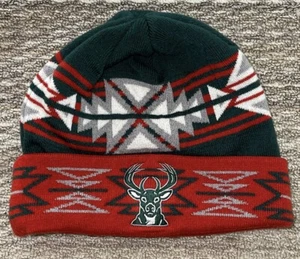 Milwaukee Bucks NBA Beanie Mitchell & Ness genähter Schriftzug & Logo aztekisch Erwachsene Einheitsgröße - Bild 1 von 6