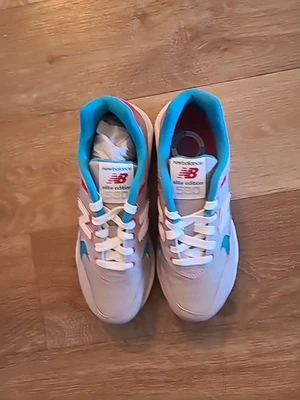 NEW BALANCE CLASSICS WOMEN'S WRT580AK SORBET PACK GREY RAINBOW CORAL SIZE: 7 - Image 1 of 4