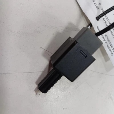 Interruptor de pedal de freno Hyundai Elantra 2017 2016 2015 2014 2013 Foto 1 de 4
