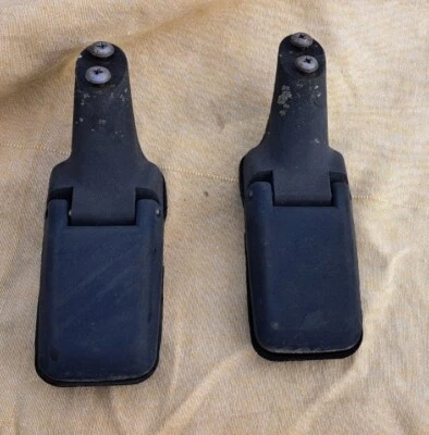 1998 Nissan Pathfinder Infiniti QX4  BOTH Rear Glass Spoiler Hinges w/Hdwe - Imagem 1 de 4