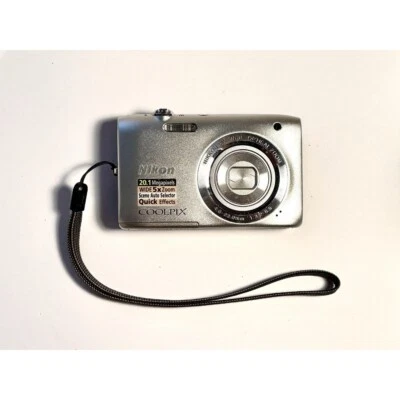 Nikon COOLPIX S2800 Digital Camera 5x Optical Zoom 20.0MP Silver Color - Image 1 of 4