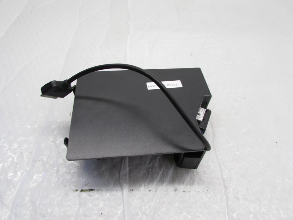 Volkswagen Jetta GLI 2015 puerto de carga OEM 5C6864531A Foto 1 de 4