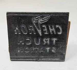 Placa de prensa de aluminio vintage con logotipo de estación de camiones Chevron - Imagen 1 de 8