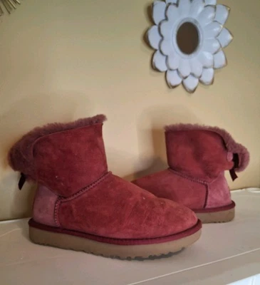 Botas clásicas UGG Mini Bailey con lazo para mujer talla 7 Foto 1 de 4