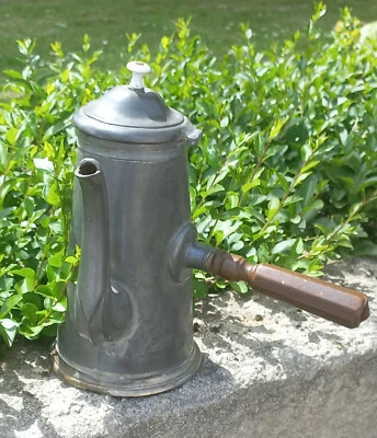 GRANDE CHOCOLATIERE CAFETIERE EN ETAIN ANCIENNE MANCHE EN BOIS BOUTON PORCELAINE - Photo 1/4