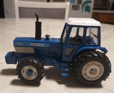 Tractor Tomy Ford TW-35 escala 1:35 Foto 1 de 4