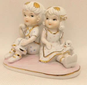 Estatuilla vintage de porcelana para niño y niña y cachorro - 3 1/2" T - Imagen 1 de 12