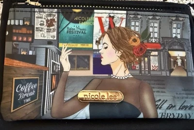 Cartera Muñequera Nicole Lee You Are Made of Magic Doble Cremallera - Café Street Scene Foto 1 de 4