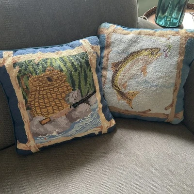 Almohadas de poste de canasta de trucha y pescador saltando punta de aguja antigua/de colección Foto 1 de 4