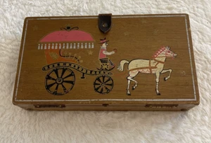 Holzkiste Geldbörse handbemalt Design Pferdekutsche Gary Gail 60er Jahre Vintage - Bild 1 von 16