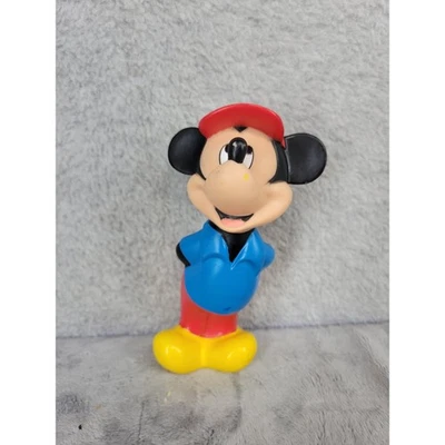 Figura de colección Disney Mickey Mouse rojo azul amarillo traje juguete de coleccionista Foto 1 de 4