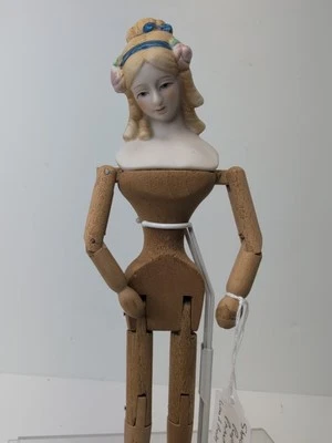 Muñeca articulada Shackman de madera de 9,5" dama pariana con moño #SA Foto 1 de 4