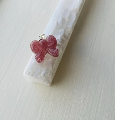 Collar colgante con lazo de cuarzo fresa natural, lazo tallado a mano plata de ley  Foto 1 de 4