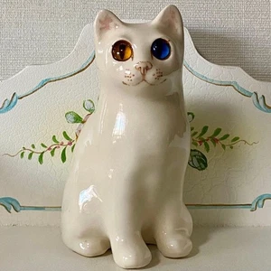 Vintage Winstanley/Kensington Cat - Rara statuina gatto ceramica bianco sporco occhi strani - Foto 1 di 13