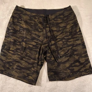 Lululemon Mens Current State Board Shorts Size 32 Military Green Black Camo 9 in - Picture 1 of 20