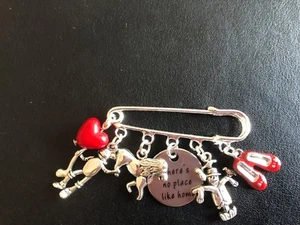 ❤️ MAGO DE OZ 'No hay lugar como el hogar' Broche Broche Bufanda Pin  - Imagen 1 de 2