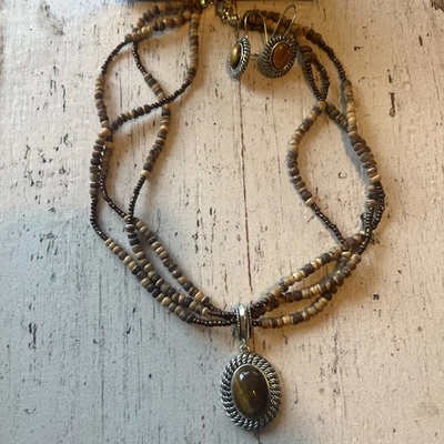 Conjunto de collar colgante ojo de tigre Avon con cuentas naturales y aretes Foto 1 de 4