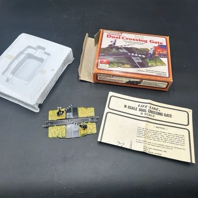 Life-Like Trains N Scale Guage Operating Dual Crossing Gate 7209 Hobby Model Kit - Image 1 of 4