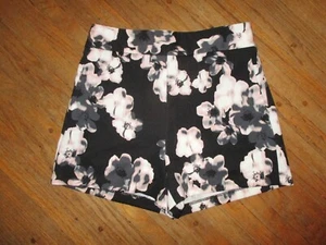 EXPRESS DRESS SHORTS Black White Floral White Flowers Stretch SIZE 4 - Picture 1 of 4