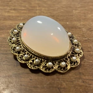 Very High Domed Lucite Brooch Pin /Pendant Gold Tone Oval Vintage 2 1/2 in - Picture 1 of 5