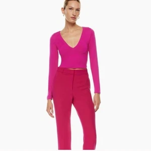 Top de mujer Babaton contorno cuello en V manga larga granito rosa brillante Aritzia cuello en V - Imagen 1 de 9