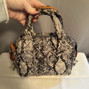 MZ Wallace Micro Sutton Quilted Crossbody Bag Handtasche in Grey Snake - Bild 1 von 16