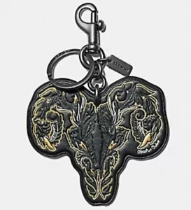 NEU MIT ETIKETT COACH CHELSEA SCHWARZ/MULTI TATOO RAM TASCHE CHARM/SCHLÜSSELRING/ANHÄNGER 77915 HTF - Bild 1 von 3