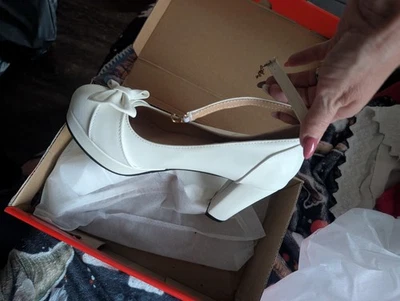 Zapatos de salón blancos para mujer talla 7 Foto 1 de 2