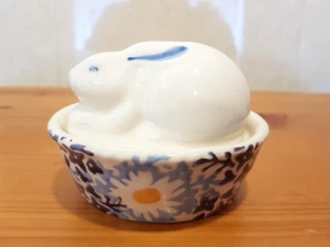 Emma Bridgewater Conejo En Cesta Azul Margarita Campos Huevo Individual Coddler Nuevo - Imagen 1 de 7