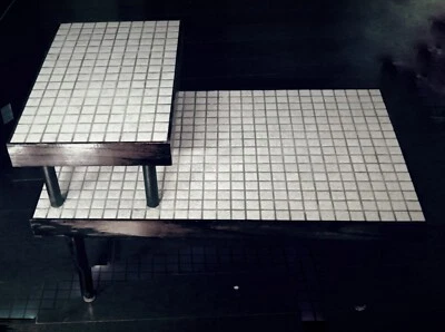 Mesa auxiliar vintage hecha a mano marrón oscuro con incrustación de azulejos de cerámica blanca  Foto 1 de 2