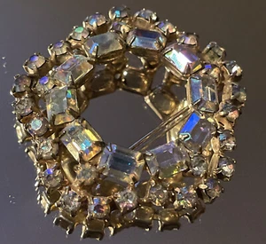 STUNNING KRAMER OF NEW YORK Aurora Borealis Crystal Rhinestone Brooch Signed Pin - Picture 1 of 12