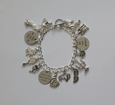 Pulsera con dije de La Bella y la Bestia temática Disney Foto 1 de 2