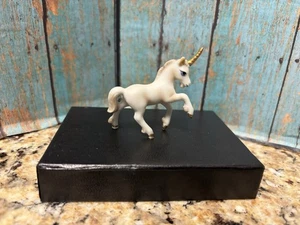 Estatuilla de cerámica vintage pequeña miniatura blanca bebé unicornio 1,5" de alto - Imagen 1 de 4
