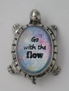 Q3 GO WITH THE FLOW LUCKY LITTLE TURTLE inspirational message FIGURINE Ganz - Foto 1 di 10
